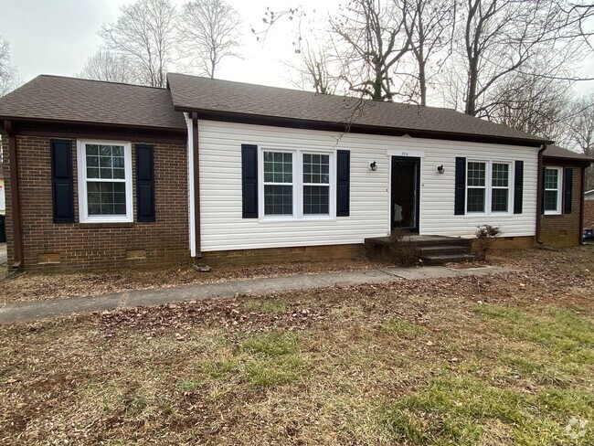 Building Photo - 3 Bedroom, 2 Bathroom House in Greensboro!