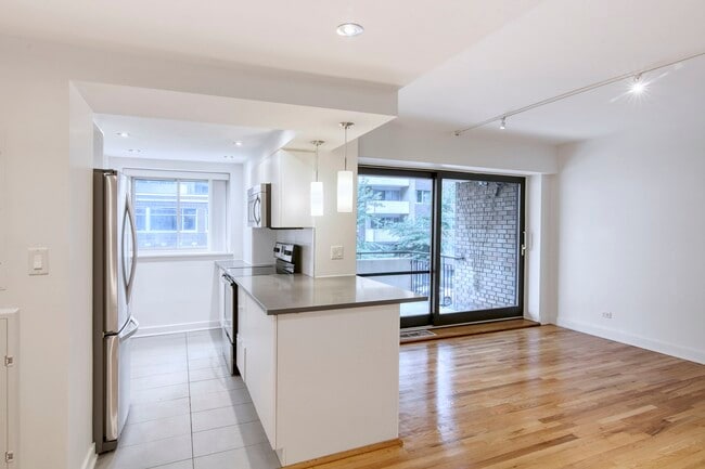Building Photo - 3435 Rue Drummond Unit 32