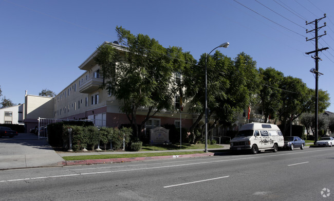 Building Photo - Tarzana Courtyard Rental