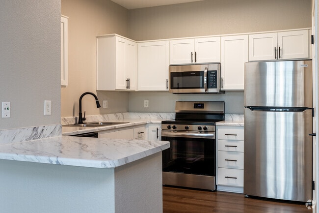1BR, 1BA - 790SF