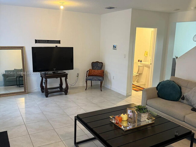 Photo - 493 NE 4th St