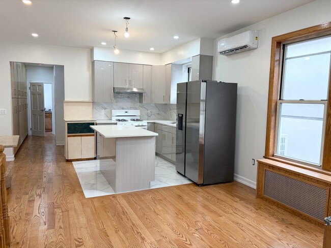 Photo - 2237 W 1st St