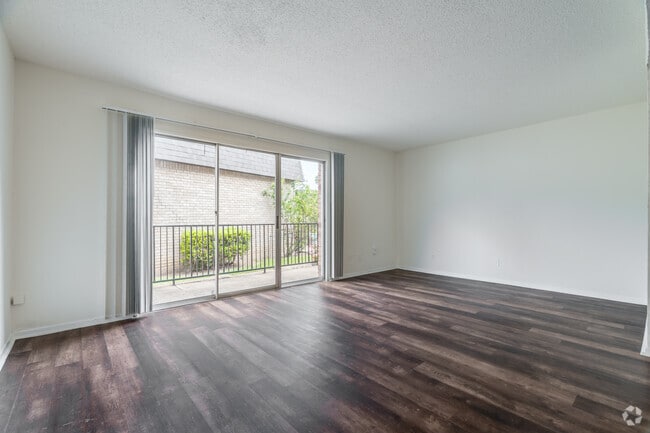 2BR, 1.5BA - 1,178SF - Living Room