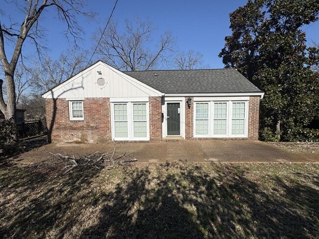 Building Photo - Cozy Mid Century Home