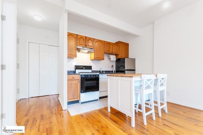 Building Photo - 356 Henry St Unit 2R