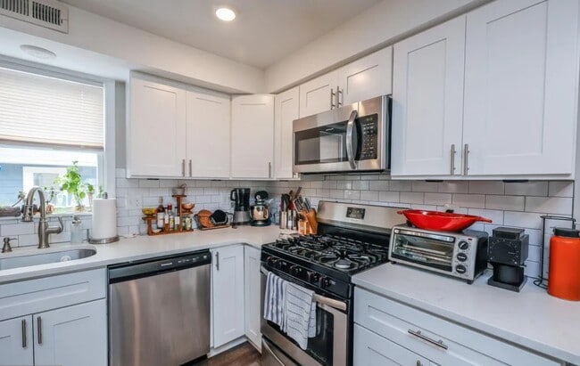 Building Photo - 414 Woodlawn Ave Unit 2 Rental