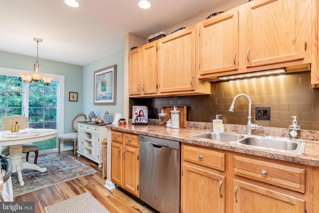 Photo - 3463 Chestnut St