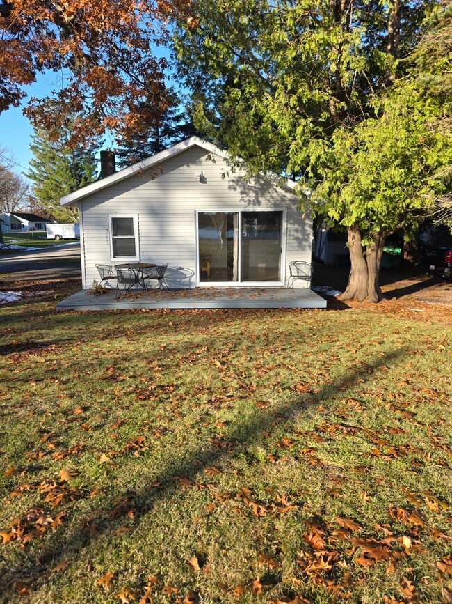 Building Photo - 3255 N Lakeshore Dr