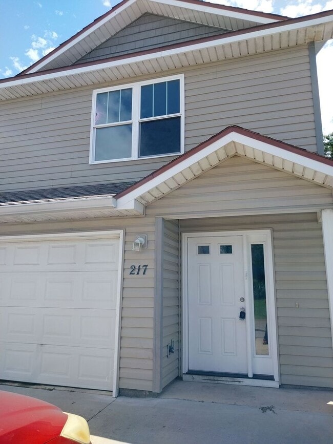 Building Photo - Gorgeous 3 Bedroom 2 Bath Townhome