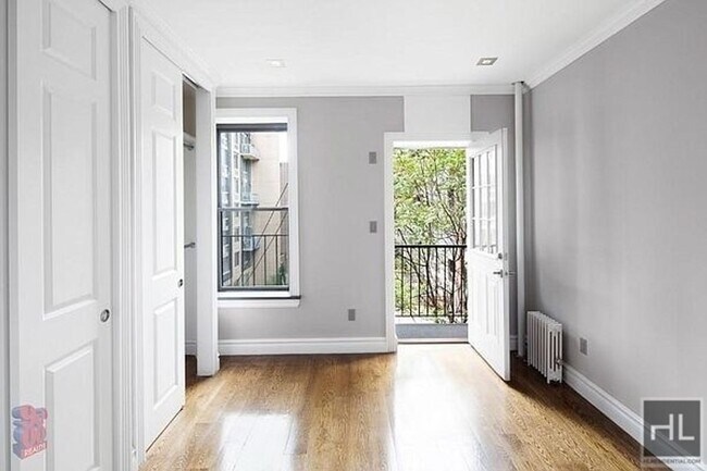 Building Photo - 10TH AVE. Unit 2RS