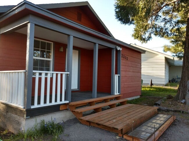 Building Photo - 2 Bedroom 1 Bath- House