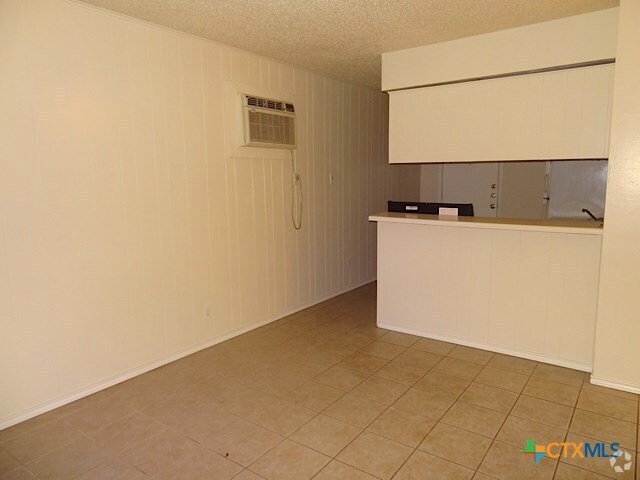 Building Photo - 1231 N LBJ Dr Unit 3 Rental