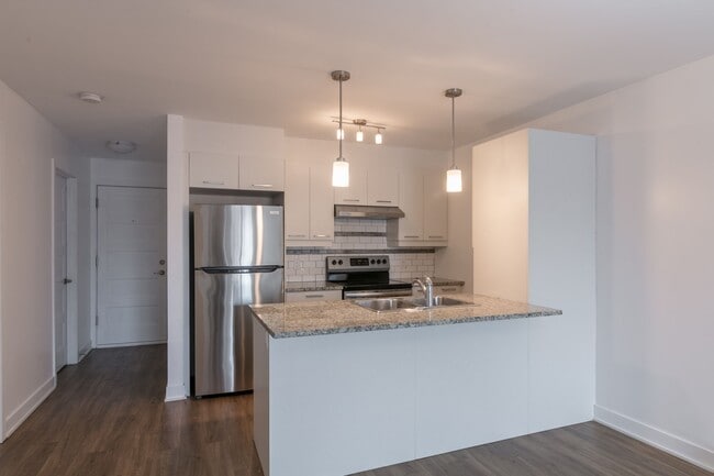 Building Photo - 1800 Rue Victoria Unit 303