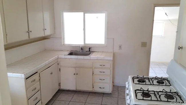 935 W Santa Fe Ave