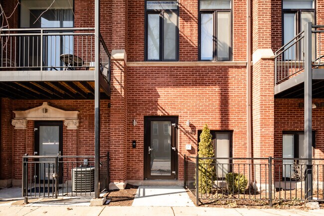 Entrance - 2900 W Shakespeare Ave