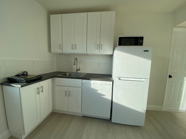 Refrigerador nuevo, lavavajillas nuevo, placa de cocina nueva, microondas, gabinetes estilo shaker nuevos. - 26541 Avenida Veronica Unidad #2