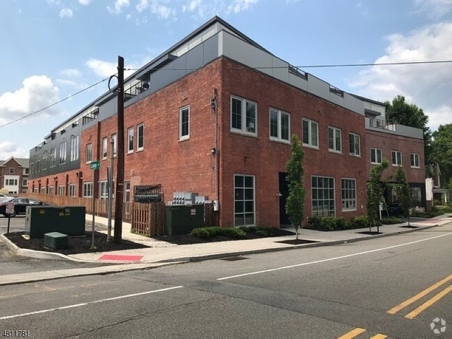 Building Photo - 10 Ford Ave Unit 112 Rental