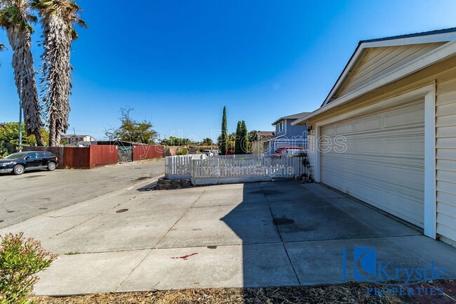 Photo - 1366 Matthew Dr