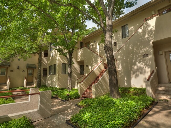 Photo - 1302 Woodlawn Blvd Condo Unit 208