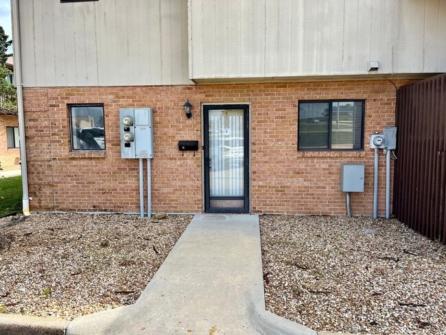 Building Photo - 2 Bed | 1.5 Bath | Townhouse Unit 207FPA12