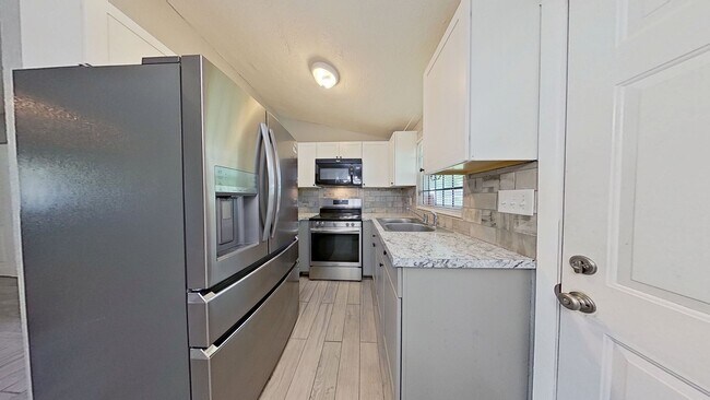 Building Photo - Charming 3/1 Rental