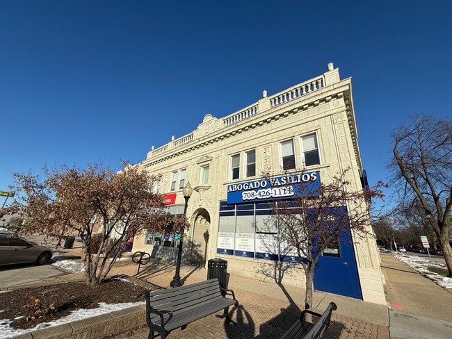 Building Photo - 6626 Cermak Rd Unit 1F