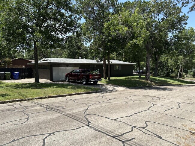 Charming 3-Bedroom Haven with 2 Baths and Spacious 1900 sq ft Layout in Waco!
