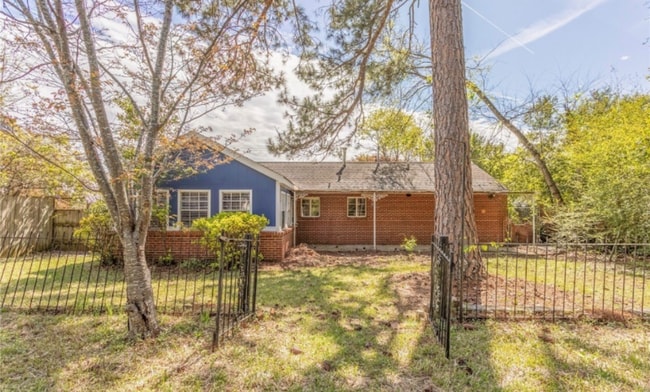 Building Photo - Charming 4 Bedroom Cottage - Recently Updated!