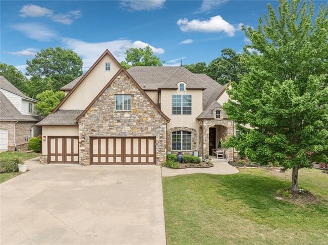 Photo - Stunning 5 bedroom 4.5 bath in Stonebrooke...