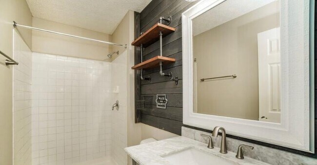 Photo - 1129 Viewpointe Dr