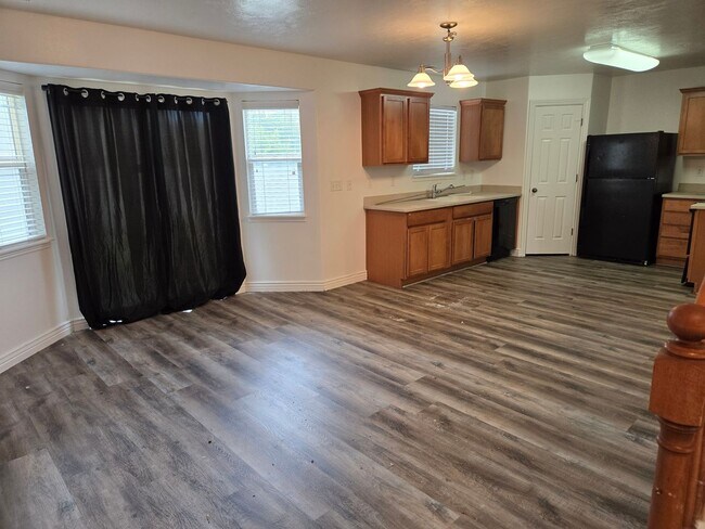 Photo - Beautiful 4 Bed, 2.5 Bath Townhome in Prim...