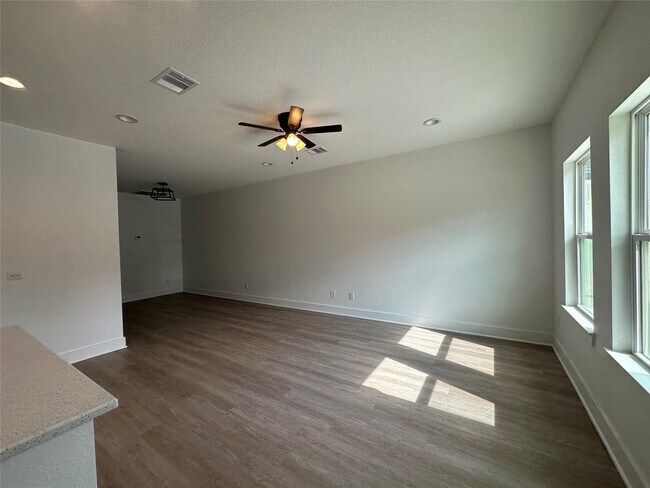 Photo - 243 Broadhurst Dr