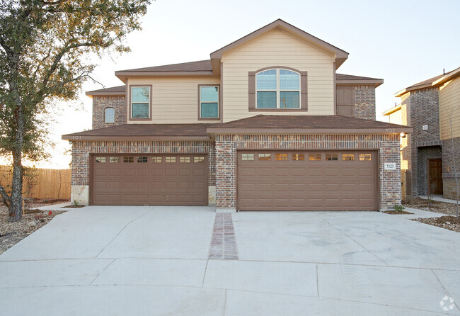 Building Photo - Luxury 3 Bedroom Townhome Located Near Sou...