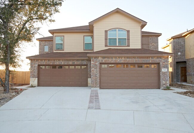 Luxury 3 Bedroom Townhome Located Near Sou... - Luxury 3 Bedroom Townhome Located Near Sou...