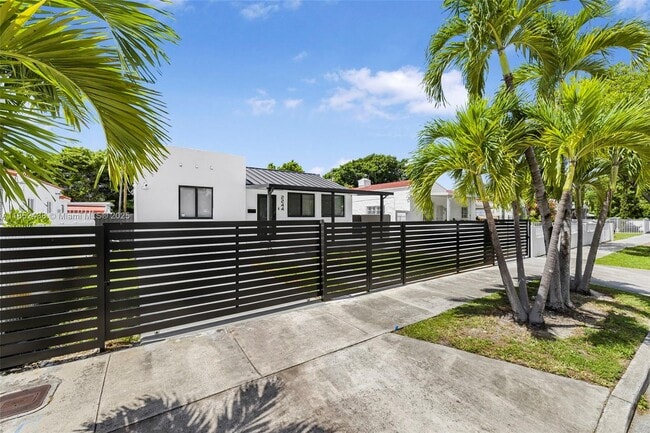 Building Photo - 2244 SW 10th St Rental