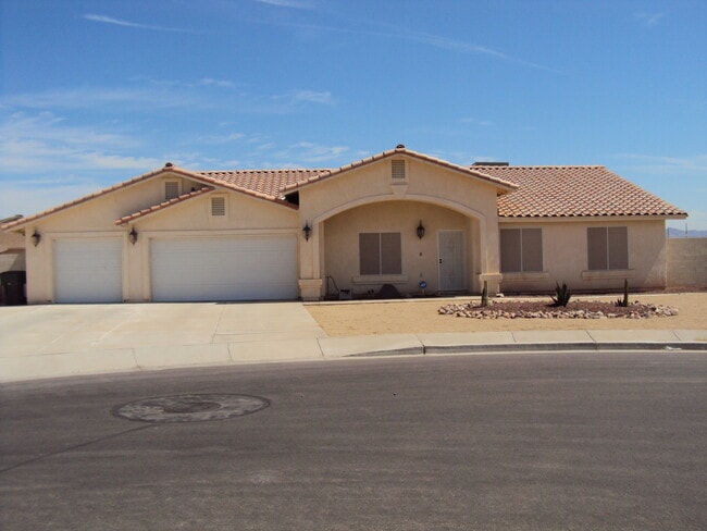 Photo - 4  BED, HUGE BACKYARD, 3 CAR GARAGE!