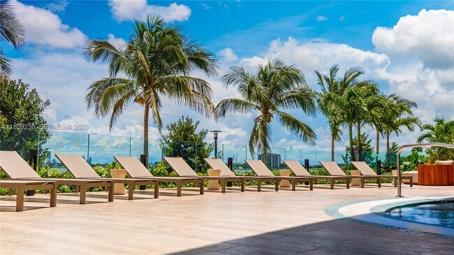 Building Photo - 700 NE 24th St Unit 3605