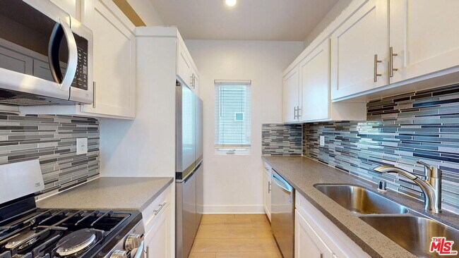 Photo - 146 1/2 Rosemont Ave