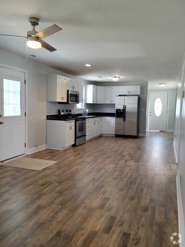 Kitchen w/ appliances - 13594 Hamilton St NE Rental