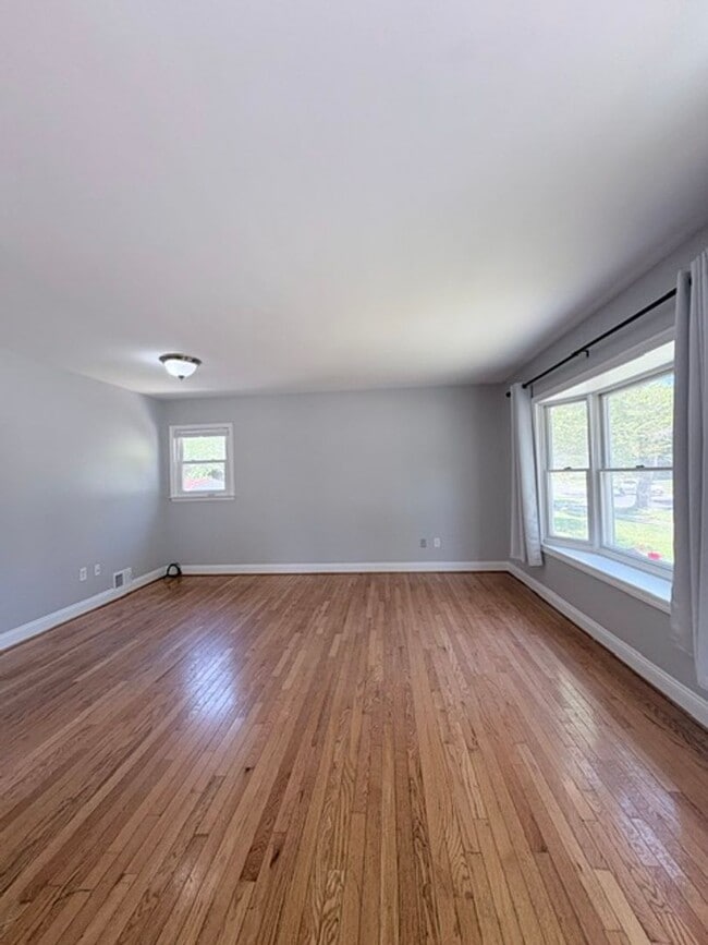 Photo - 900 Neal Dr