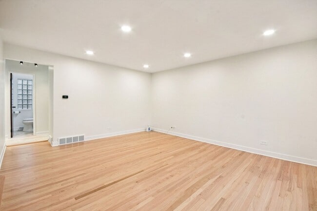 Photo - 470 E Vallette St