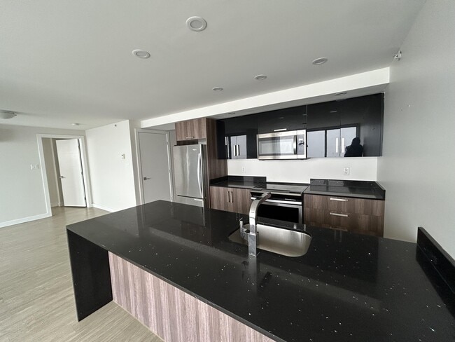 Building Photo - 5633-P5633 Fenwick St Unit PH209