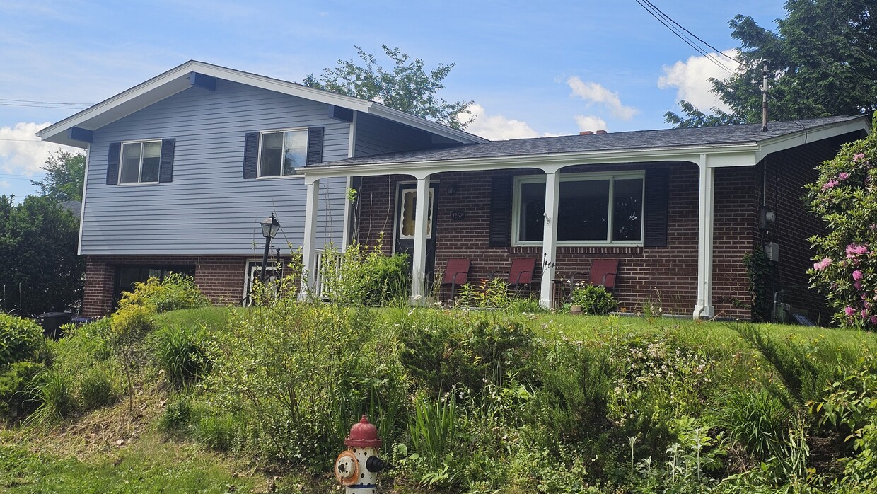 Spacious, multilevel home with integral garage & off-street parking - 1262 Onondago St (Pittsburgh, PA)