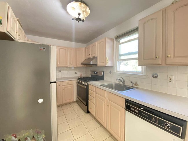 Photo - 19 Dartmouth Ln