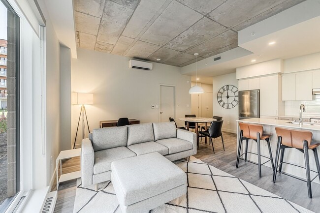 Building Photo - 205 Blvd. Marcel-Laurin Unit 516