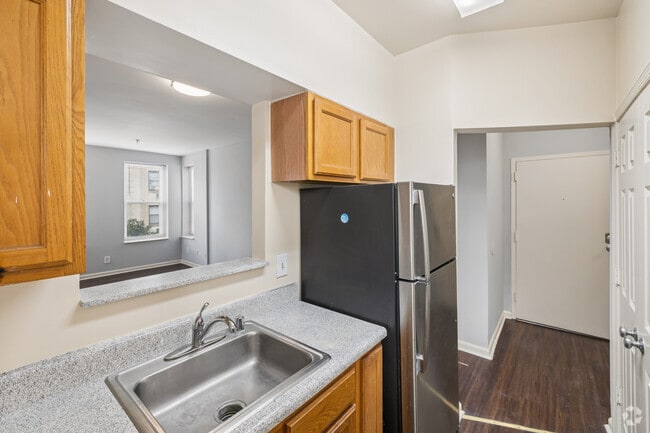 2BR, 1BA - 750SF - Kitchen