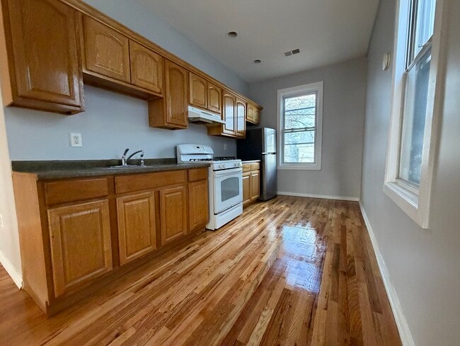 Building Photo - 50 Gates Ave Unit 2