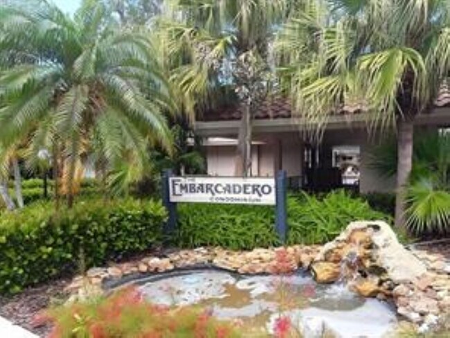 Building Photo - 5332 NE 6th Ave Unit G12