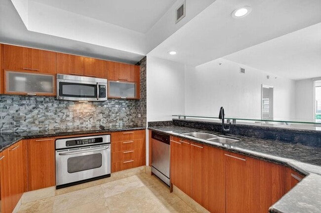 Building Photo - 2640 Lake Shore Dr Rental