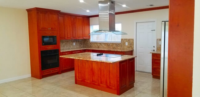 Building Photo - 802 Raymond St